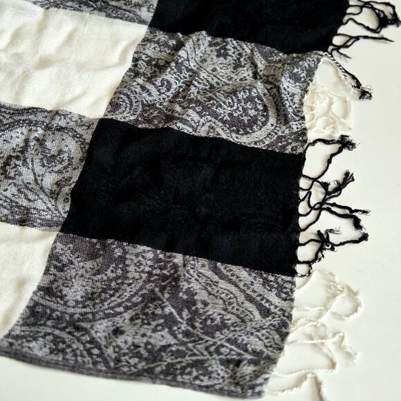 Cashmere blend black white and gray scarf. - Picture 5 of 10